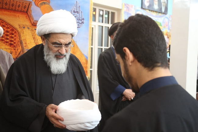 آئین عمامه گذاری طلاب در جشن میلاد امیرالمومنین(ع) در حسینیه دفتر آیت الله فاضل لنکرانی