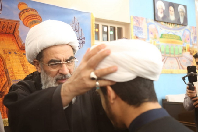 آئین عمامه گذاری طلاب در جشن میلاد امیرالمومنین(ع) در حسینیه دفتر آیت الله فاضل لنکرانی