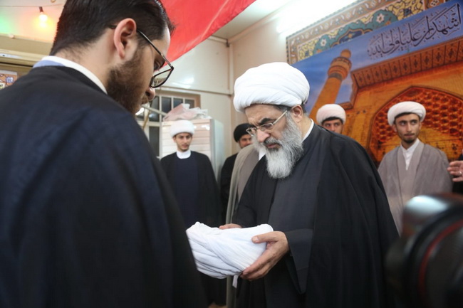 آئین عمامه گذاری طلاب در جشن میلاد امیرالمومنین(ع) در حسینیه دفتر آیت الله فاضل لنکرانی