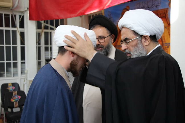 آئین عمامه گذاری جمعی از طلاب مرکزفقهی ائمه اطهار(ع) کابل در حسینیه دفتر حضرت آیت الله فاضل لنکرانی
