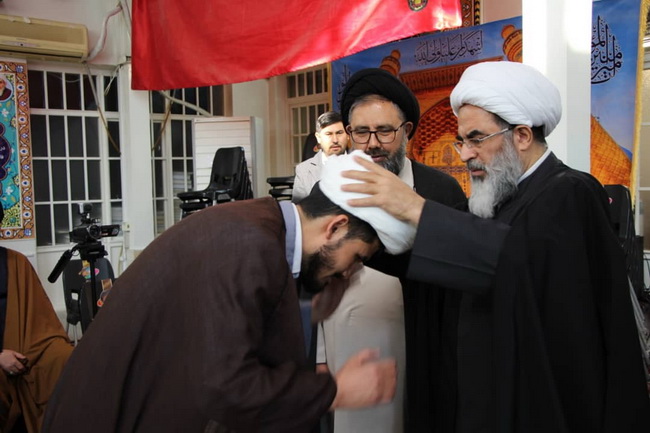 آئین عمامه گذاری جمعی از طلاب مرکزفقهی ائمه اطهار(ع) کابل در حسینیه دفتر حضرت آیت الله فاضل لنکرانی