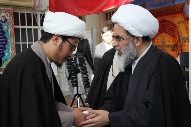 آئین عمامه گذاری جمعی از طلاب مرکزفقهی ائمه اطهار(ع) کابل در حسینیه دفتر حضرت آیت الله فاضل لنکرانی