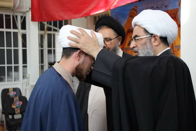 آئین عمامه گذاری جمعی از طلاب مرکزفقهی ائمه اطهار(ع) کابل در حسینیه دفتر حضرت آیت الله فاضل لنکرانی