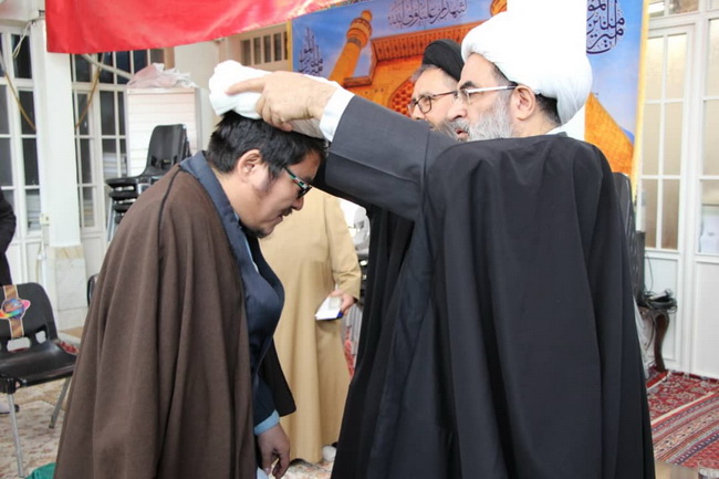 آئین عمامه گذاری جمعی از طلاب مرکزفقهی ائمه اطهار(ع) کابل در حسینیه دفتر حضرت آیت الله فاضل لنکرانی