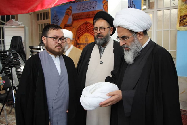 آئین عمامه گذاری جمعی از طلاب مرکزفقهی ائمه اطهار(ع) کابل در حسینیه دفتر حضرت آیت الله فاضل لنکرانی