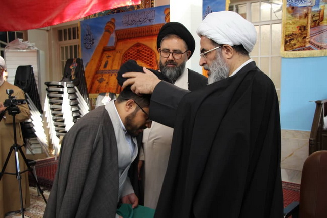 آئین عمامه گذاری جمعی از طلاب مرکزفقهی ائمه اطهار(ع) کابل در حسینیه دفتر حضرت آیت الله فاضل لنکرانی