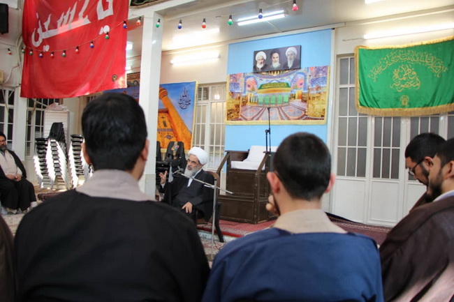 آئین عمامه گذاری جمعی از طلاب مرکزفقهی ائمه اطهار(ع) کابل در حسینیه دفتر حضرت آیت الله فاضل لنکرانی