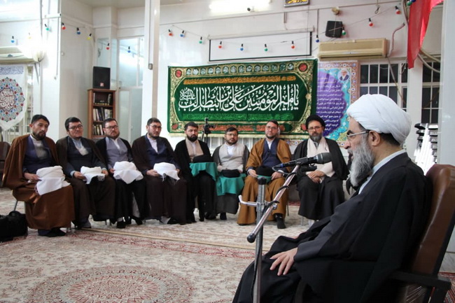 آئین عمامه گذاری جمعی از طلاب مرکزفقهی ائمه اطهار(ع) کابل در حسینیه دفتر حضرت آیت الله فاضل لنکرانی