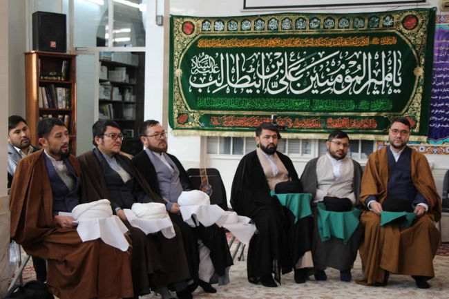 آئین عمامه گذاری جمعی از طلاب مرکزفقهی ائمه اطهار(ع) کابل در حسینیه دفتر حضرت آیت الله فاضل لنکرانی