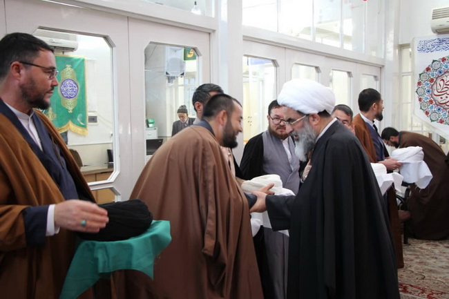آئین عمامه گذاری جمعی از طلاب مرکزفقهی ائمه اطهار(ع) کابل در حسینیه دفتر حضرت آیت الله فاضل لنکرانی