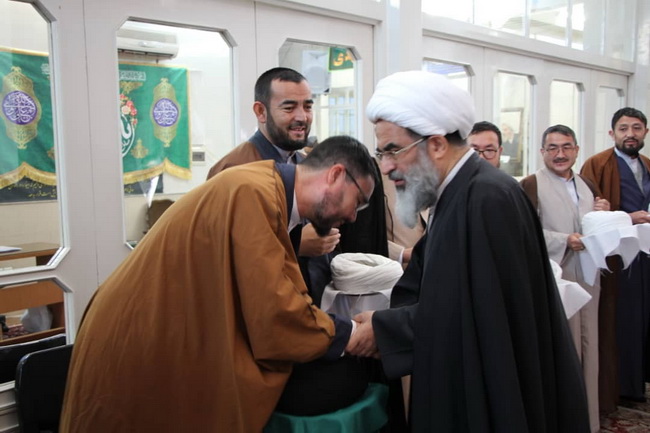 آئین عمامه گذاری جمعی از طلاب مرکزفقهی ائمه اطهار(ع) کابل در حسینیه دفتر حضرت آیت الله فاضل لنکرانی