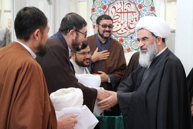 آئین عمامه گذاری جمعی از طلاب مرکزفقهی ائمه اطهار(ع) کابل در حسینیه دفتر حضرت آیت الله فاضل لنکرانی