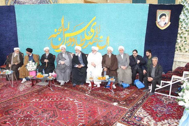 جشن نیمه شعبان و دهه فجر و آئین عمامه گذاری ۲۳ نفر از طلاب حوزه علمیه بناب