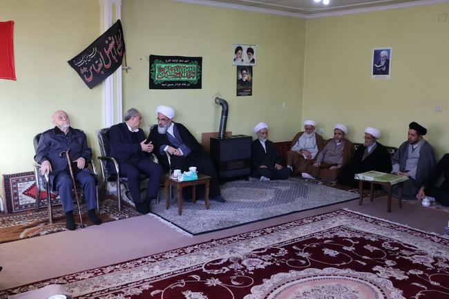 دیدار جمعی از علما و فضلای تبریز، ائمه جمعه و استاندار آذربایجان شرقی با آیت الله فاضل لنکرانی در دفتر معظم له در تبریز