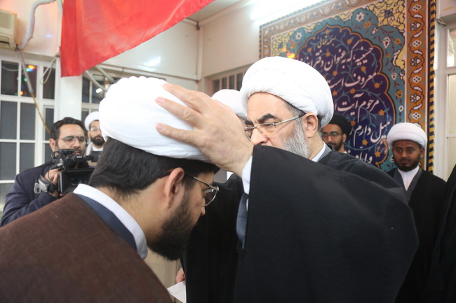 مراسم جشن مبعث و عمامه گذاری جمعی از طلاب