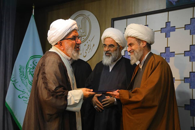 تجلیل از اساتید مجتمع آموزشی پژوهشی ائمه اطهار(ع)