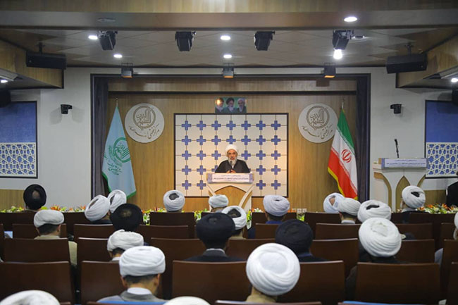 تجلیل از اساتید مجتمع آموزشی پژوهشی ائمه اطهار(ع)