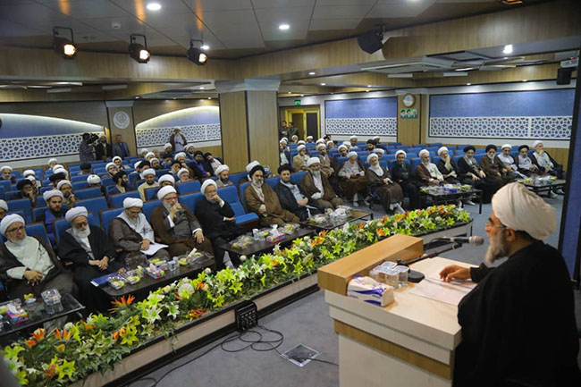 تجلیل از اساتید مجتمع آموزشی پژوهشی ائمه اطهار(ع)