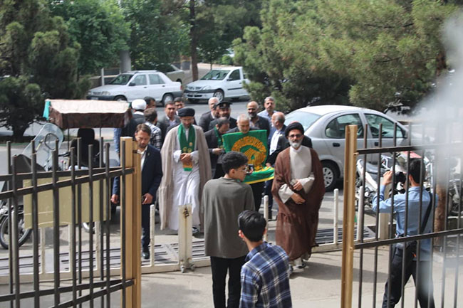 آئین پرچم‌گردانی گنبد حرم امام علی بن موسی الرضا(ع) در مسجد مرکز فقهی ائمه اطهار(ع)