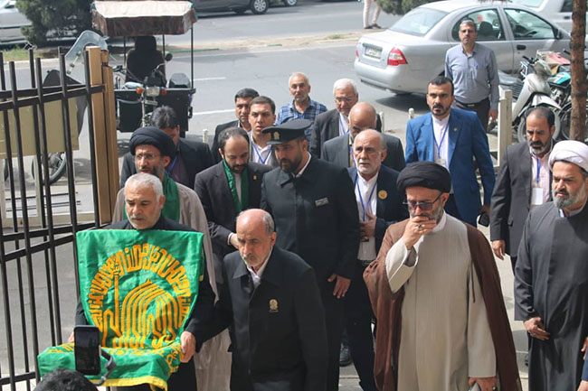 آئین پرچم‌گردانی گنبد حرم امام علی بن موسی الرضا(ع) در مسجد مرکز فقهی ائمه اطهار(ع)