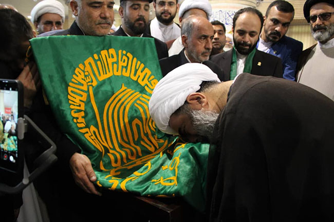 آئین پرچم‌گردانی گنبد حرم امام علی بن موسی الرضا(ع) در مسجد مرکز فقهی ائمه اطهار(ع)