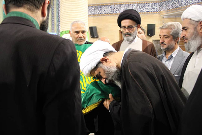 آئین پرچم‌گردانی گنبد حرم امام علی بن موسی الرضا(ع) در مسجد مرکز فقهی ائمه اطهار(ع)