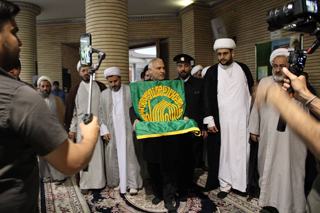 آئین پرچم‌گردانی گنبد حرم امام علی بن موسی الرضا(ع) در مسجد مرکز فقهی ائمه اطهار(ع)