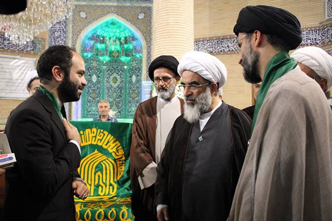 آئین پرچم‌گردانی گنبد حرم امام علی بن موسی الرضا(ع) در مسجد مرکز فقهی ائمه اطهار(ع)