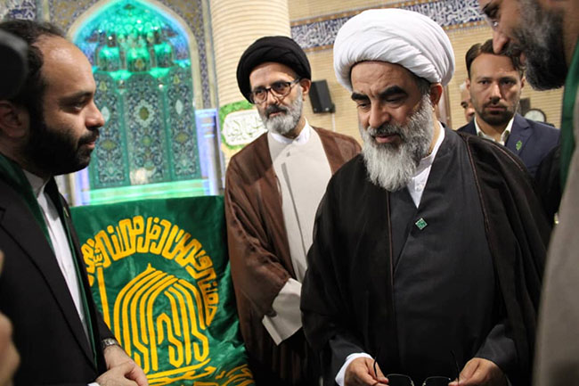 آئین پرچم‌گردانی گنبد حرم امام علی بن موسی الرضا(ع) در مسجد مرکز فقهی ائمه اطهار(ع)