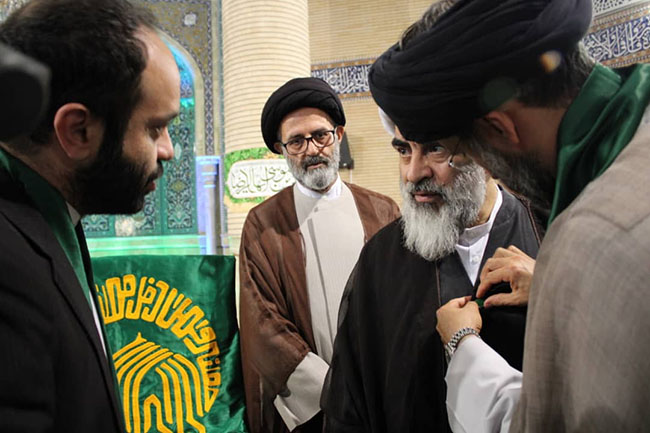 آئین پرچم‌گردانی گنبد حرم امام علی بن موسی الرضا(ع) در مسجد مرکز فقهی ائمه اطهار(ع)