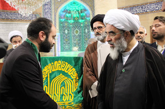آئین پرچم‌گردانی گنبد حرم امام علی بن موسی الرضا(ع) در مسجد مرکز فقهی ائمه اطهار(ع)