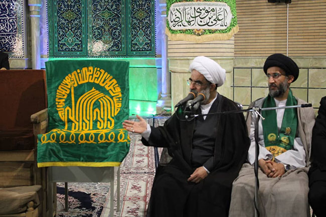 آئین پرچم‌گردانی گنبد حرم امام علی بن موسی الرضا(ع) در مسجد مرکز فقهی ائمه اطهار(ع)