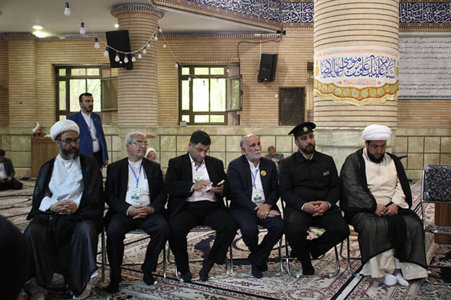 آئین پرچم‌گردانی گنبد حرم امام علی بن موسی الرضا(ع) در مسجد مرکز فقهی ائمه اطهار(ع)