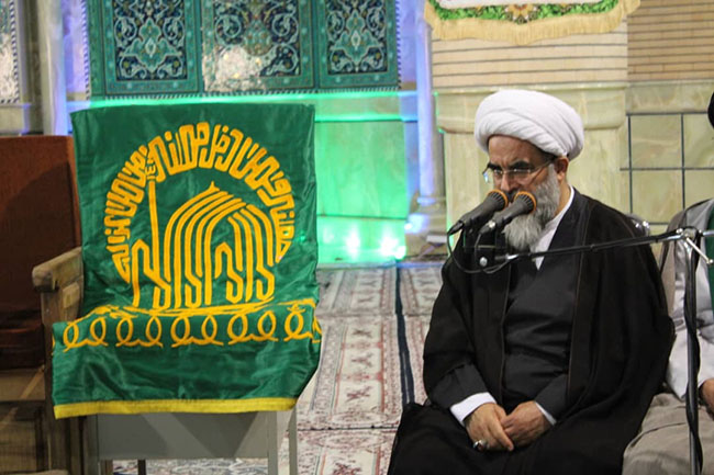 آئین پرچم‌گردانی گنبد حرم امام علی بن موسی الرضا(ع) در مسجد مرکز فقهی ائمه اطهار(ع)