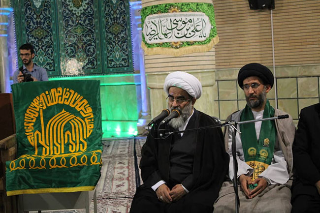 آئین پرچم‌گردانی گنبد حرم امام علی بن موسی الرضا(ع) در مسجد مرکز فقهی ائمه اطهار(ع)