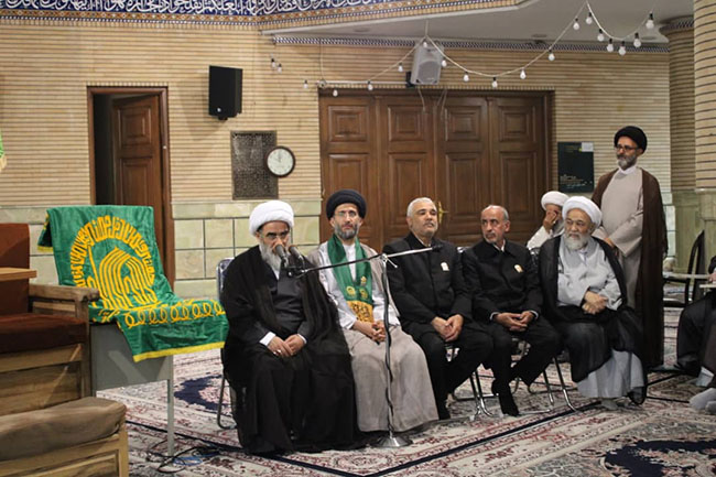 آئین پرچم‌گردانی گنبد حرم امام علی بن موسی الرضا(ع) در مسجد مرکز فقهی ائمه اطهار(ع)