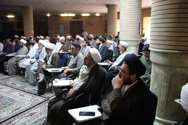 آئین پرچم‌گردانی گنبد حرم امام علی بن موسی الرضا(ع) در مسجد مرکز فقهی ائمه اطهار(ع)