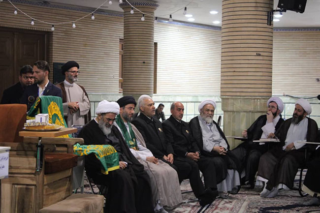 آئین پرچم‌گردانی گنبد حرم امام علی بن موسی الرضا(ع) در مسجد مرکز فقهی ائمه اطهار(ع)