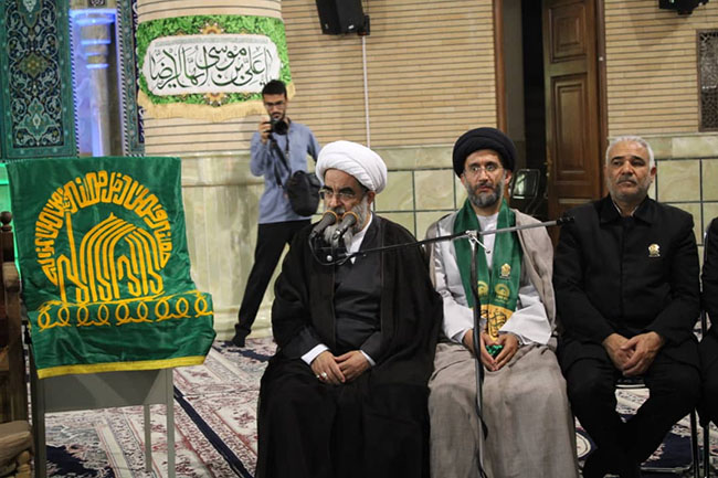 آئین پرچم‌گردانی گنبد حرم امام علی بن موسی الرضا(ع) در مسجد مرکز فقهی ائمه اطهار(ع)
