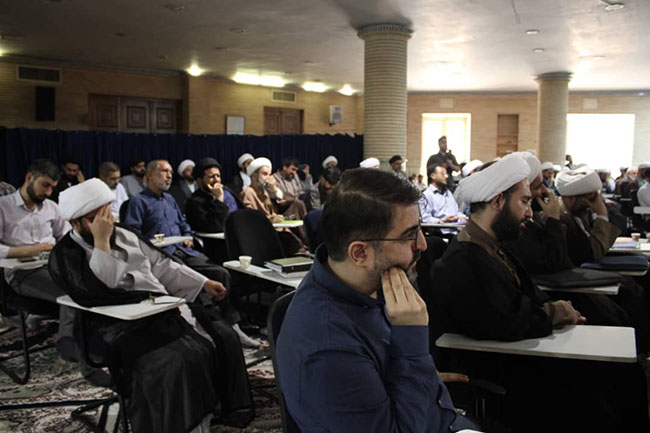 آئین پرچم‌گردانی گنبد حرم امام علی بن موسی الرضا(ع) در مسجد مرکز فقهی ائمه اطهار(ع)