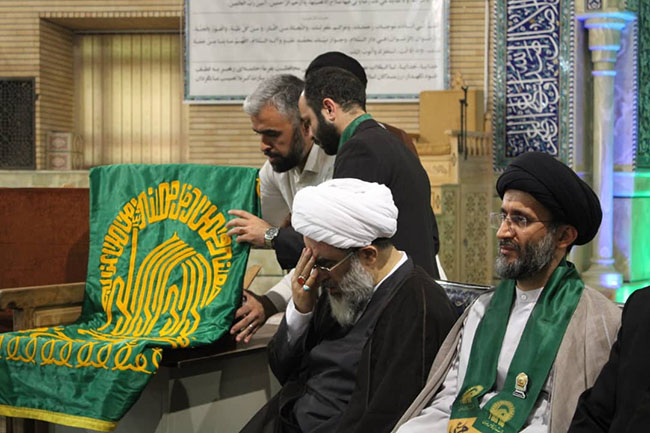 آئین پرچم‌گردانی گنبد حرم امام علی بن موسی الرضا(ع) در مسجد مرکز فقهی ائمه اطهار(ع)