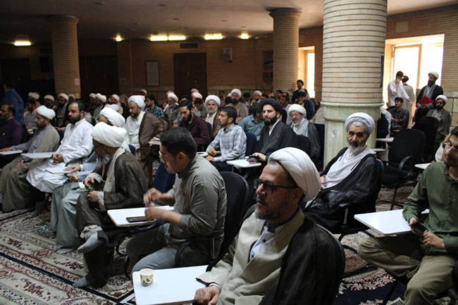 آئین پرچم‌گردانی گنبد حرم امام علی بن موسی الرضا(ع) در مسجد مرکز فقهی ائمه اطهار(ع)