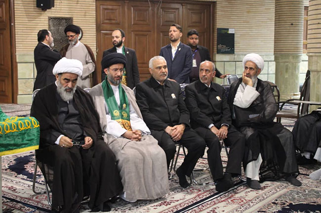 آئین پرچم‌گردانی گنبد حرم امام علی بن موسی الرضا(ع) در مسجد مرکز فقهی ائمه اطهار(ع)