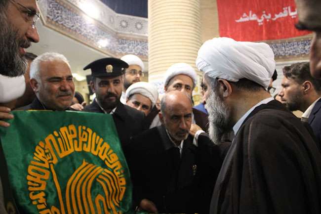 آئین پرچم‌گردانی گنبد حرم امام علی بن موسی الرضا(ع) در مسجد مرکز فقهی ائمه اطهار(ع)