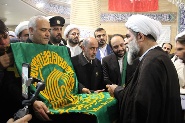 آئین پرچم‌گردانی گنبد حرم امام علی بن موسی الرضا(ع) در مسجد مرکز فقهی ائمه اطهار(ع)