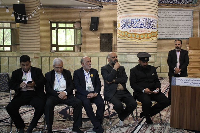 آئین پرچم‌گردانی گنبد حرم امام علی بن موسی الرضا(ع) در مسجد مرکز فقهی ائمه اطهار(ع)