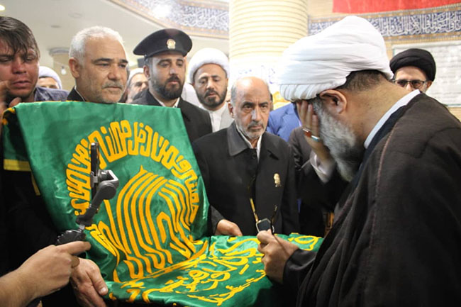 آئین پرچم‌گردانی گنبد حرم امام علی بن موسی الرضا(ع) در مسجد مرکز فقهی ائمه اطهار(ع)