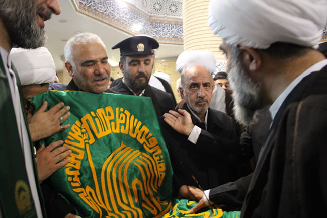 آئین پرچم‌گردانی گنبد حرم امام علی بن موسی الرضا(ع) در مسجد مرکز فقهی ائمه اطهار(ع)