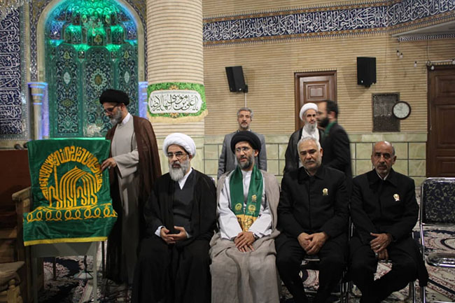 آئین پرچم‌گردانی گنبد حرم امام علی بن موسی الرضا(ع) در مسجد مرکز فقهی ائمه اطهار(ع)
