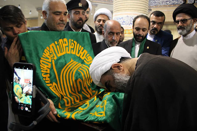 آئین پرچم‌گردانی گنبد حرم امام علی بن موسی الرضا(ع) در مسجد مرکز فقهی ائمه اطهار(ع)